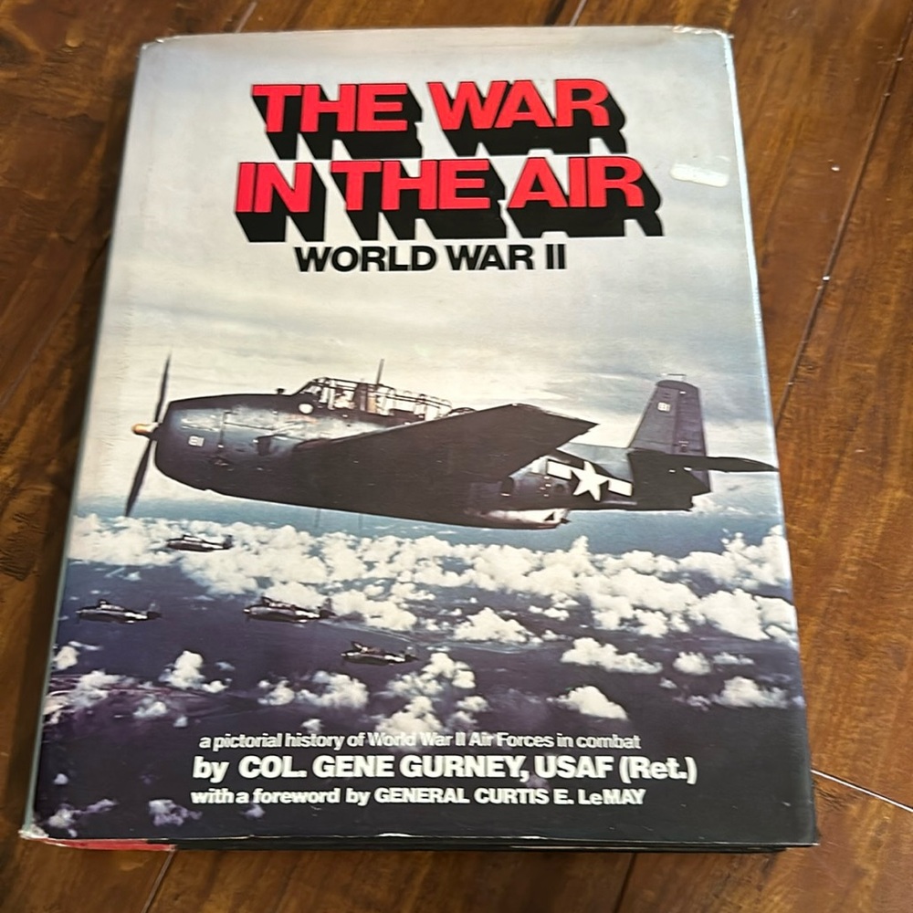 The War in the Air: A Pictorial History of World War II large book‎ airplanes